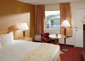 Whispering Hills Inn hotel thumbnail 3