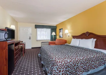 Days Inn & Suites by Wyndham Warner Robins Near Robins AFB hotel thumbnail 2