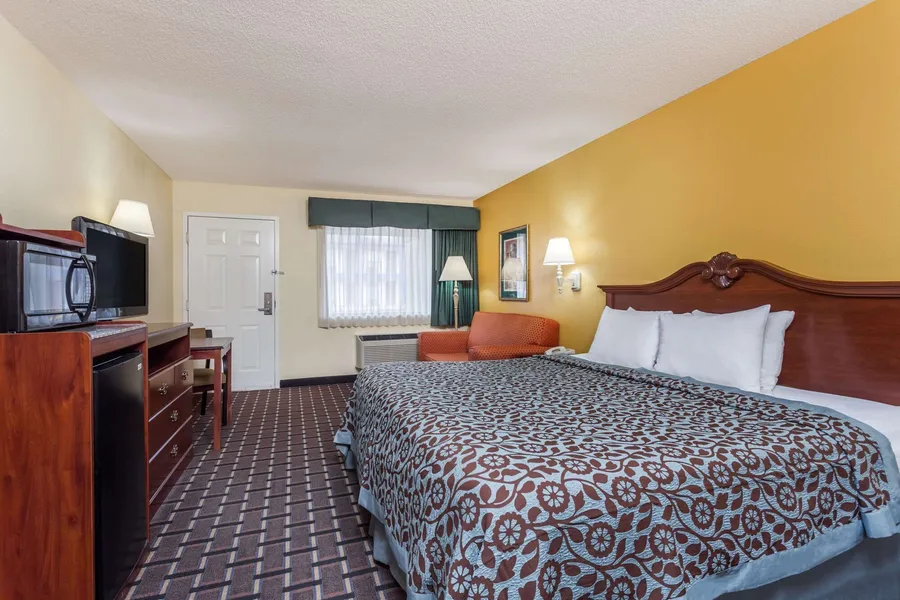 Days Inn & Suites by Wyndham Warner Robins Near Robins AFB hotel detail image 2
