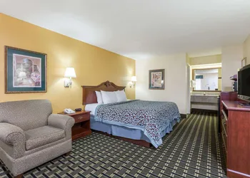 Days Inn & Suites by Wyndham Warner Robins Near Robins AFB hotel thumbnail 3