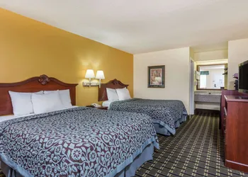 Days Inn & Suites by Wyndham Warner Robins Near Robins AFB hotel thumbnail 4