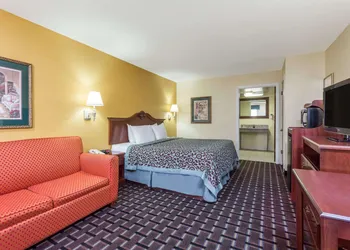 Days Inn & Suites by Wyndham Warner Robins Near Robins AFB hotel thumbnail 8