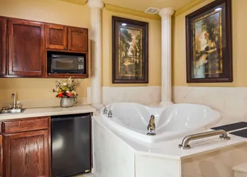 Best Western Plus Crown Colony Inn & Suites hotel thumbnail 3