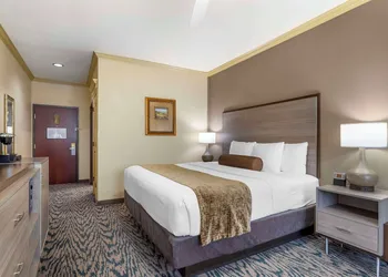 Best Western Plus Crown Colony Inn & Suites hotel thumbnail 6