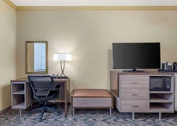 Best Western Plus Crown Colony Inn & Suites hotel thumbnail 7