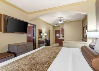 Best Western Plus Crown Colony Inn & Suites hotel thumbnail 8
