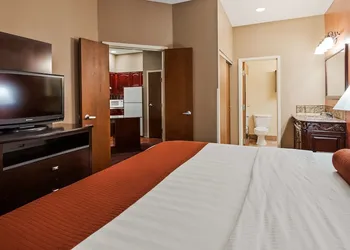 Best Western Plus Hannaford Inn & Suites hotel thumbnail 7