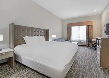 Best Western Plus Peppertree Inn At Omak hotel thumbnail 3
