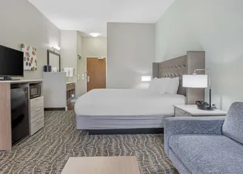 Best Western Plus Peppertree Inn At Omak hotel thumbnail 5