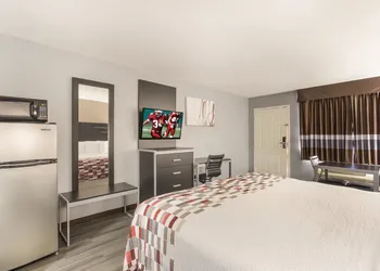 Red Roof Inn & Suites Athens, AL hotel thumbnail 6