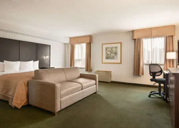 Days Inn & Conference Centre by Wyndham Renfrew hotel thumbnail 6