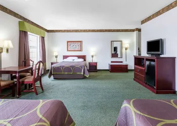 Super 8 by Wyndham Hillsboro TX hotel thumbnail 5