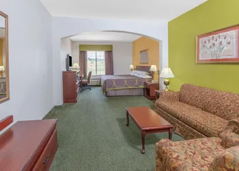 Super 8 by Wyndham Hillsboro TX hotel thumbnail 8