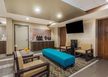 La Quinta Inn & Suites by Wyndham Jamestown hotel thumbnail 2