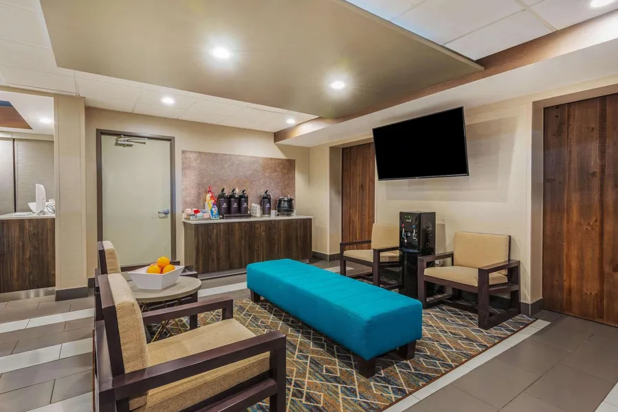 La Quinta Inn & Suites by Wyndham Jamestown hotel detail image 2