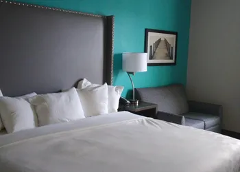 La Quinta Inn & Suites by Wyndham Jamestown hotel thumbnail 5