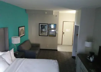 La Quinta Inn & Suites by Wyndham Jamestown hotel thumbnail 7