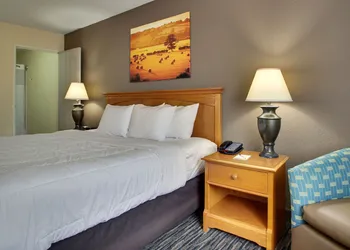 EverSpring Inn & Suites hotel thumbnail 7