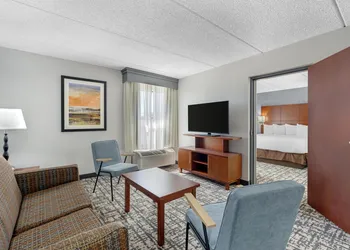 Best Western Plus Fresno Airport Hotel hotel thumbnail 4