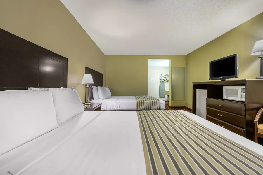 Econo Lodge Inn & Suites Triadelphia - Wheeling hotel detail image 6