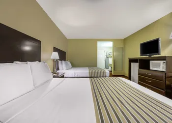 Econo Lodge Inn & Suites Triadelphia - Wheeling hotel thumbnail 6
