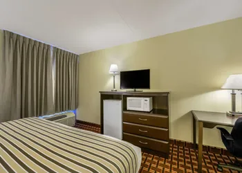 Econo Lodge Inn & Suites Triadelphia - Wheeling hotel thumbnail 7