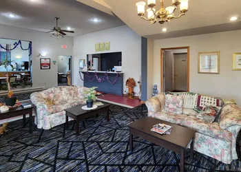 Econo Lodge Lakeshore hotel thumbnail 3