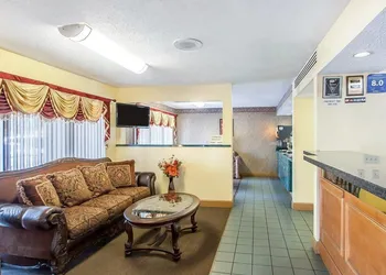Econo Lodge Inn & Suites Murfreesboro Shopping District hotel thumbnail 5