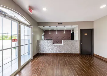 Quality Inn & Suites Canton hotel thumbnail 2