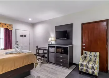 Quality Inn & Suites Canton hotel thumbnail 8