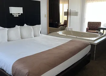 Quality Inn Lakefront hotel thumbnail 8