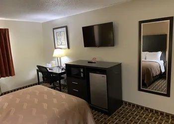 Quality Inn Morton at I-74 hotel thumbnail 5
