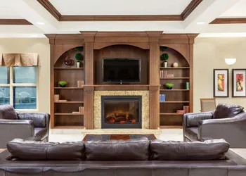 Ramada by Wyndham Weyburn hotel thumbnail 2