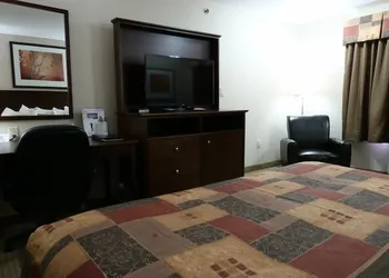 Ramada by Wyndham Weyburn hotel thumbnail 7