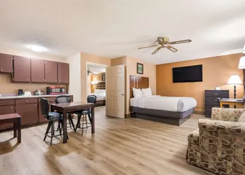 Econo Lodge Selmer hotel thumbnail 4