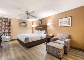 Econo Lodge Selmer hotel thumbnail 6
