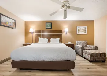 Econo Lodge Selmer hotel thumbnail 7