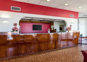 Econo Lodge Inn & Suites Conference Center hotel thumbnail 4
