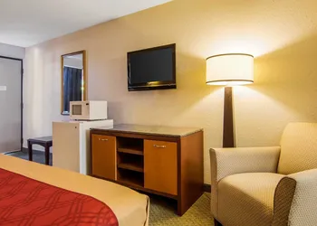 Econo Lodge Inn & Suites Conference Center hotel thumbnail 8