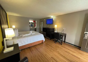 Super 8 by Wyndham Monroe hotel thumbnail 2