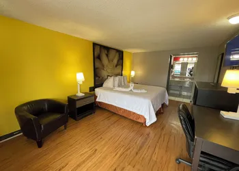 Super 8 by Wyndham Monroe hotel thumbnail 3