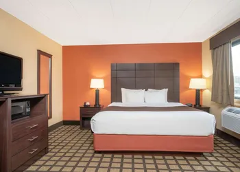 Baymont by Wyndham Lakeville hotel thumbnail 5