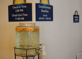 Days Inn by Wyndham Petoskey hotel thumbnail 2