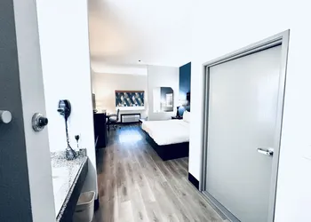 Baymont by Wyndham Ardmore I-35 hotel thumbnail 3