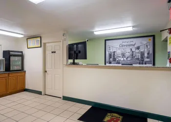 Super 8 by Wyndham Cleveland hotel thumbnail 2
