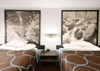 Super 8 by Wyndham Cleveland hotel thumbnail 7