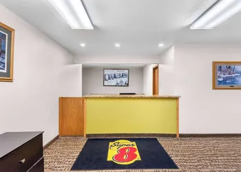 Super 8 by Wyndham Oelwein hotel thumbnail 3