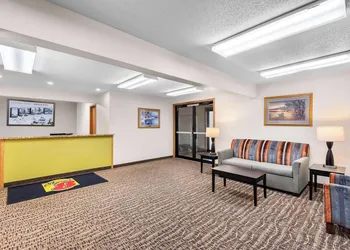 Super 8 by Wyndham Oelwein hotel thumbnail 4