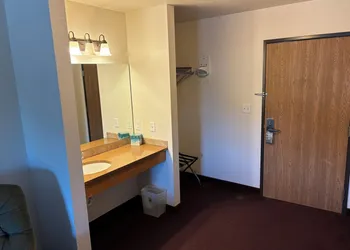 Super 8 by Wyndham Rexburg hotel thumbnail 5