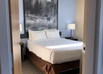 Super 8 by Wyndham Swan River MB hotel thumbnail 8